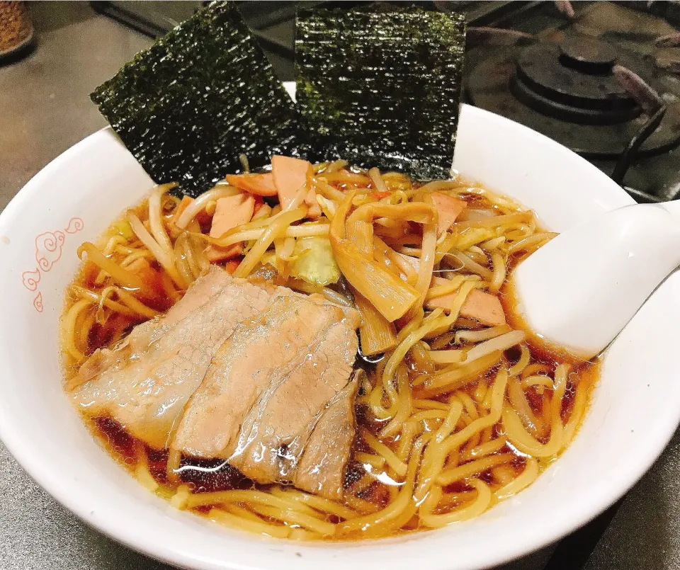 メーランまいう🍜 ファミマの冷凍醤油ラーメンと炒め用カット野菜でメチャ旨ラーメン(￣ー￣)🍜🍺 焼豚とメンマは冷凍麺に入っているからチン‼️ その間にゴマ油でカット野菜と短冊に切ったハムを、塩/胡椒/味の素/醤油で強火で炒めて。 280ccの熱湯でスープを作っておいて、チンした麺を入れてほぐして具材を盛り付けて完成🍜|ジイジさん