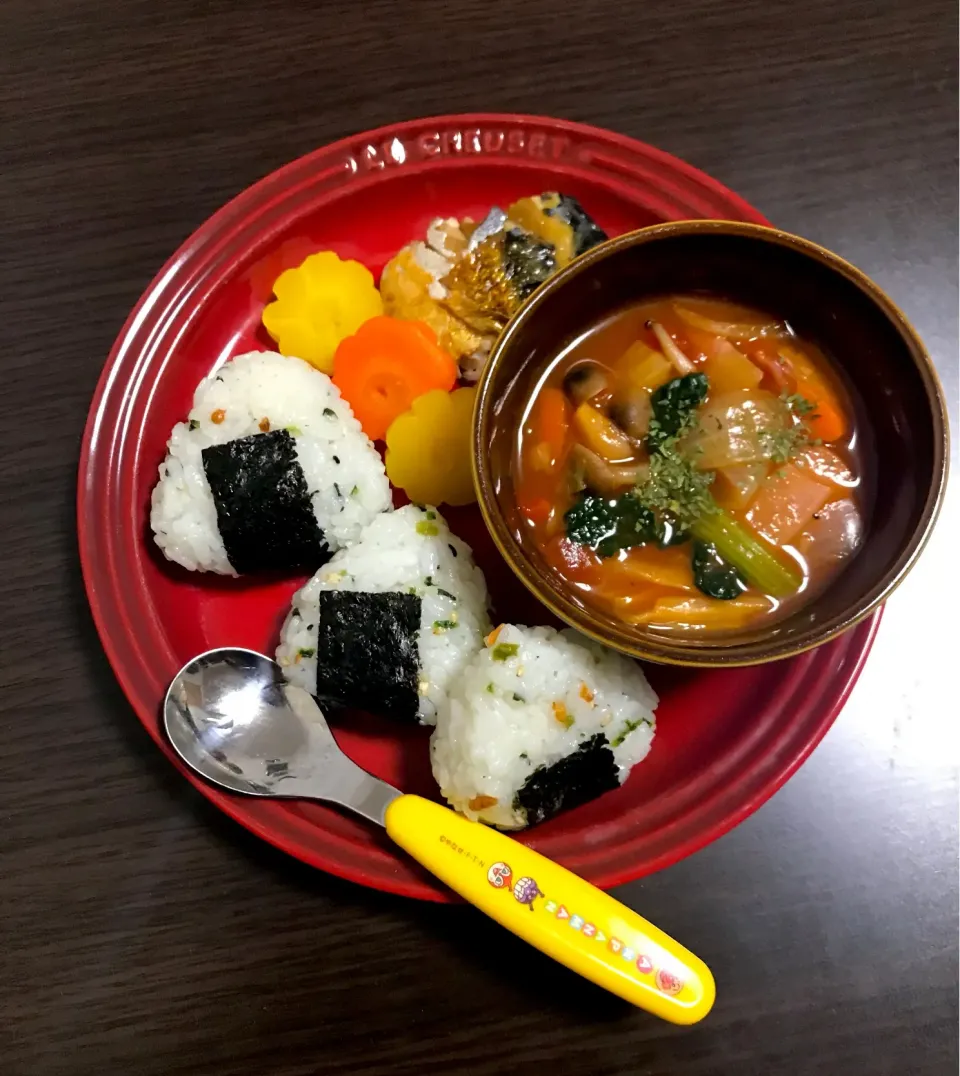 Snapdishの料理写真:12/14❁息子 夜ごはん⭐️
ミネストローネト🍅
(キャベツ・玉ねぎ・人参・じゃがいも・パプリカ・ほうれん草・ウインナー・トマト)
焼き鯖🐟
人参のグラッセ🥕
青菜おにぎり🍙
追加・柿|つんさん