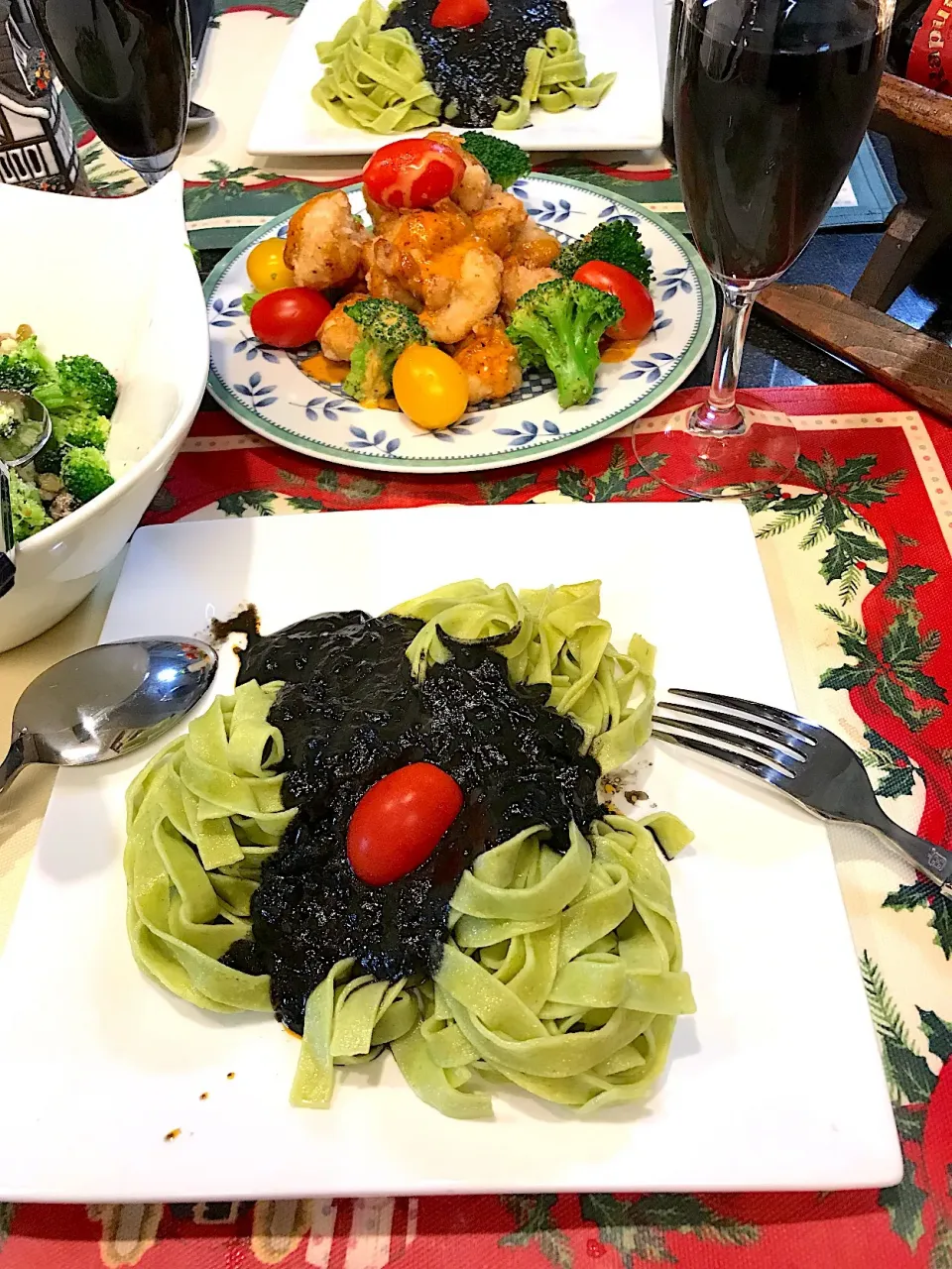 Snapdishの料理写真:ほうれん草生パスタにイカ墨でクリスマス🎄ぽい？|シュトママさん