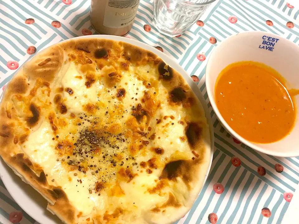 Snapdishの料理写真:チーズのピザとバターチキンカレー|らんまるさん