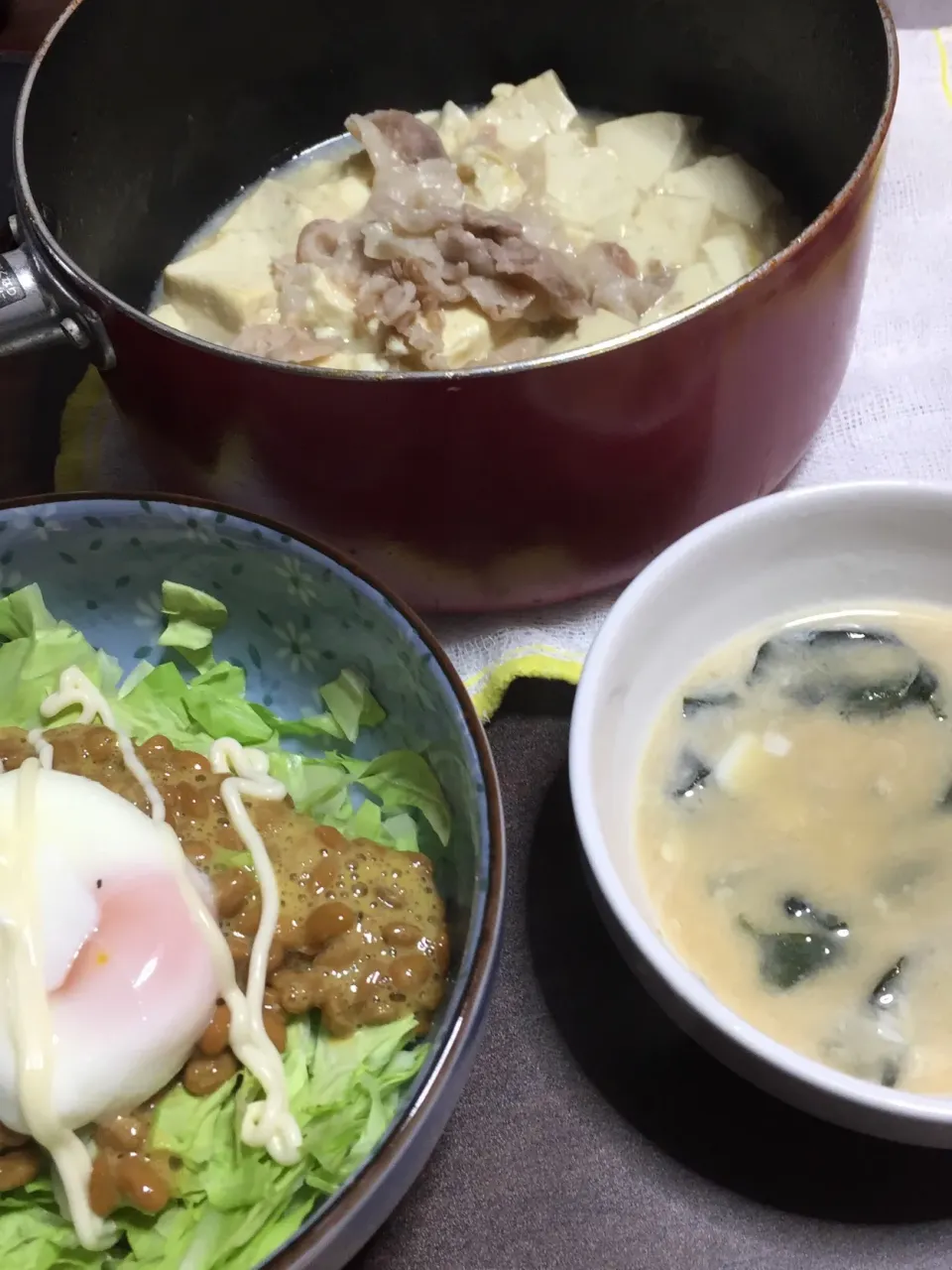 Snapdishの料理写真:肉豆腐 ！キャベツ納豆サラダ！味噌パウダーで簡単味噌汁〜！|ごはんーさん