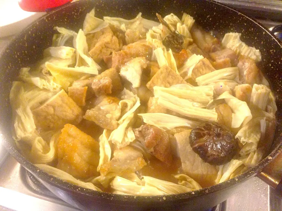 Snapdishの料理写真:Chinese food one pot dish##porbelly##friedfish##beancurd# #beancurdskin# #mushroom|gracie06さん