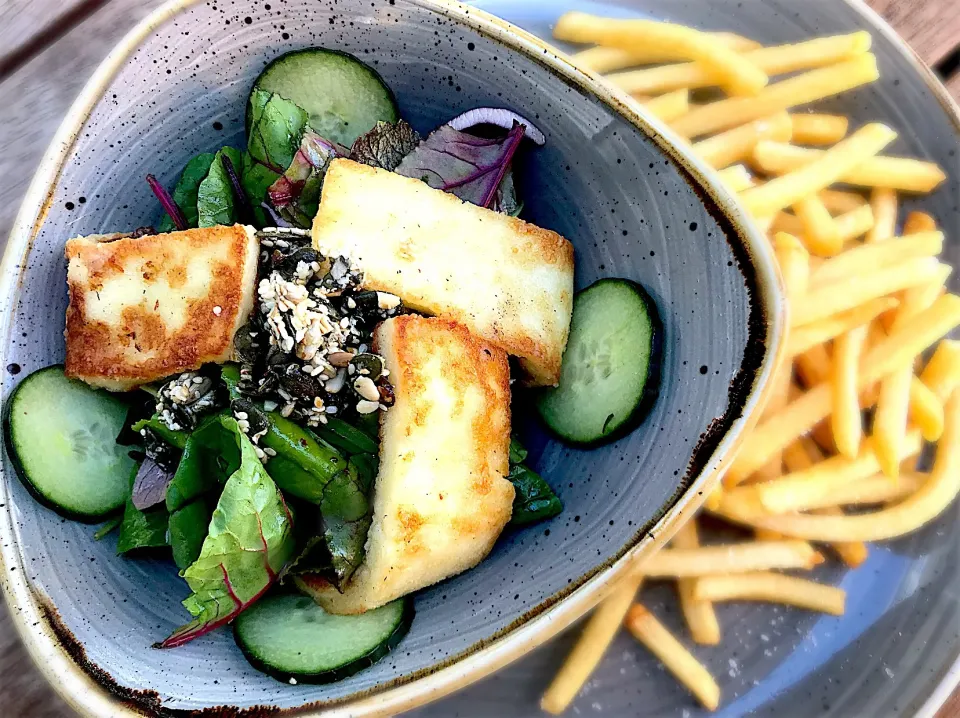 Halloumi Salad and Fries|Sergio Lacuevaさん