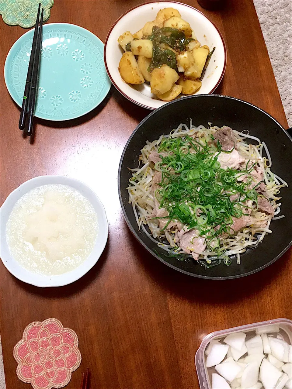 Snapdishの料理写真:豚もやし蒸し、じゃがいもピーマン胡麻和え、大根漬物|pppよぴさん