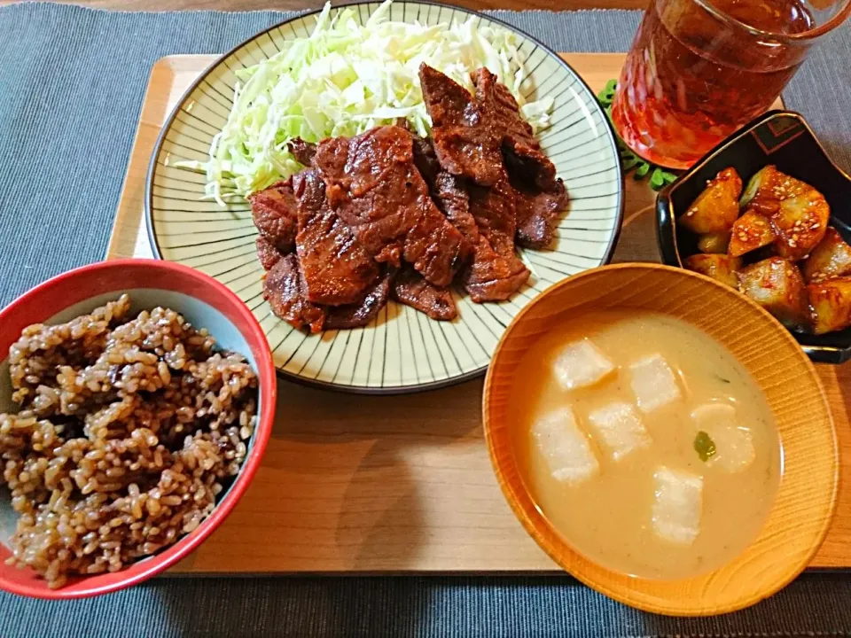 牛タン味噌焼き、じゃがいものコチュジャンあえ、玄米ご飯、味噌汁|おむすびさん