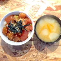 ビンチョウマグロの漬け丼と蕪の味噌汁|okanaさん