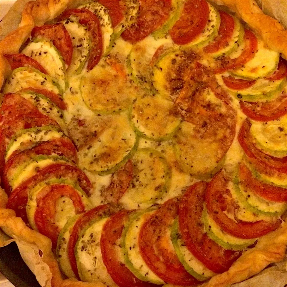 Zucchini&Tomato quiche 🍅|MissYumYumさん