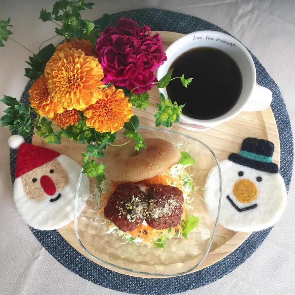 12/15❤︎甘口ソースかつ&カマンベールチーズベーグルサンド❤︎
これから家の用事で出掛けるため早ランチ🍴
#お昼ごはん #ランチ #おうちカフェ #おうちごはん #ソースかつ #カマンベールチーズ #野菜たっぷり #ベーグル #ベーグルサンド #クリスマス|Makinsさん