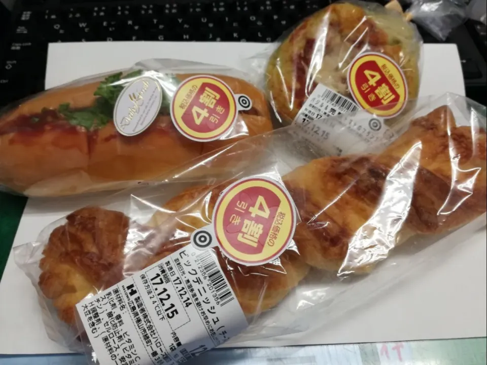 Snapdishの料理写真:お昼のパンたち🥖🥐
 #ハローズ|Kojiさん