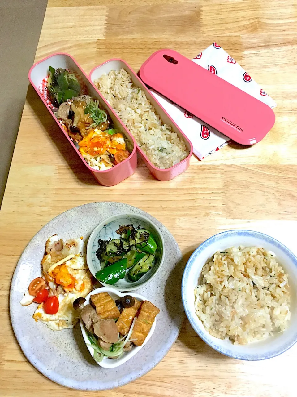 Snapdishの料理写真:お弁当箱が届いてハッピー🎵予定より容量大きいけど半額で買えたからいっか✨✨大は小を兼ねる😆🎵ゆっくり入れられて詰めやすい👍🏻
自分お弁当と旦那さんプレート😻
厚揚げの煮付け
ハムエッグ
プチトマト
きゅうりの梅肉あえ
ガーリックチャーハン|さくたえさん