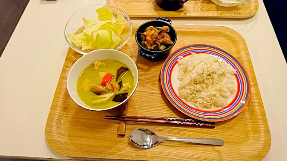 Snapdishの料理写真:今日の夕食 グリーンカレー、じゃがいもと舞茸のチーズ焼き、塩キャベツ|pinknari🐰🌈さん