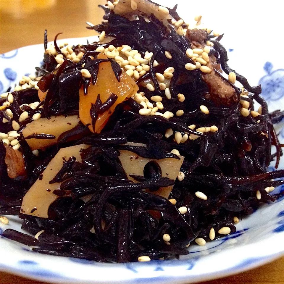 ひじきの炒め煮🎵蓮根シャキシャキでご飯🍚進み過ぎかなぁ🤔😂|まいりさん