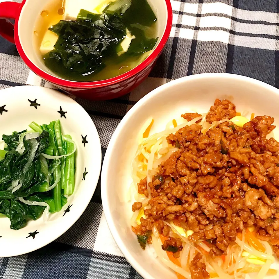 Snapdishの料理写真:豚ひき肉のそぼろ丼♡小松菜のサラダ♡豆腐とわかめの中華スープ♡|まゆかさん