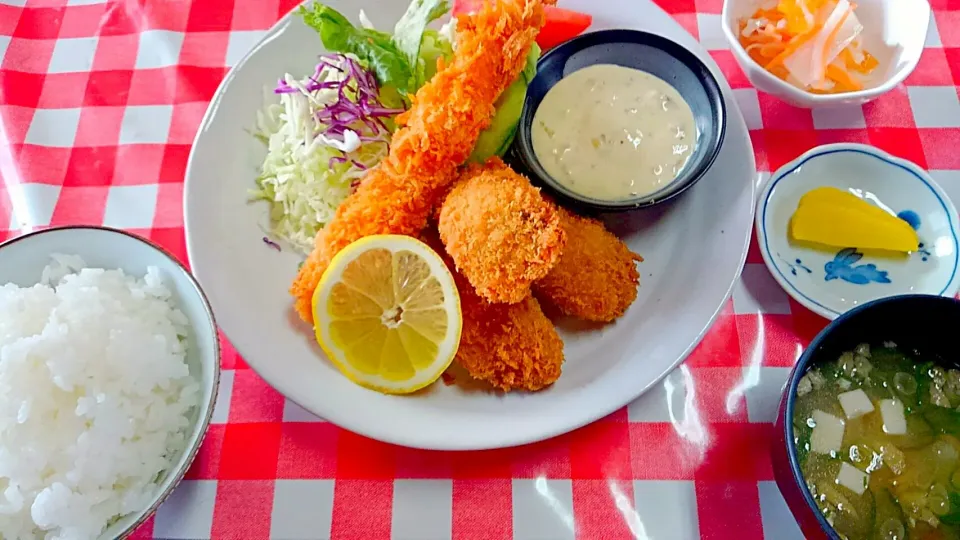 えっ⁉これ試食じゃないよね(゜ﾛ゜;ﾉ）ﾉ
期間限定ジャンボエビフライ🍤とカキフライ定食～(≧▽≦)❤|かぴかぴさん