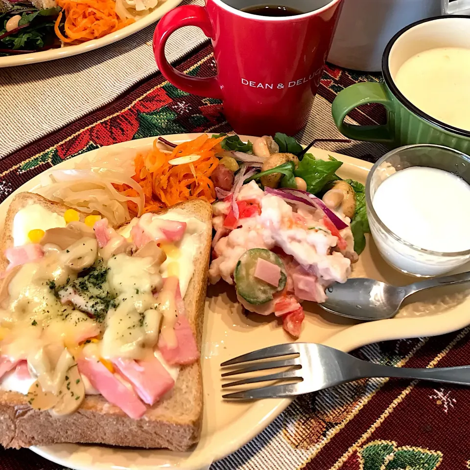 Snapdishの料理写真:今日の朝食
グラタントースト
コーンスープと野菜たっぷりで
召し上がれ🍞|mokoさん