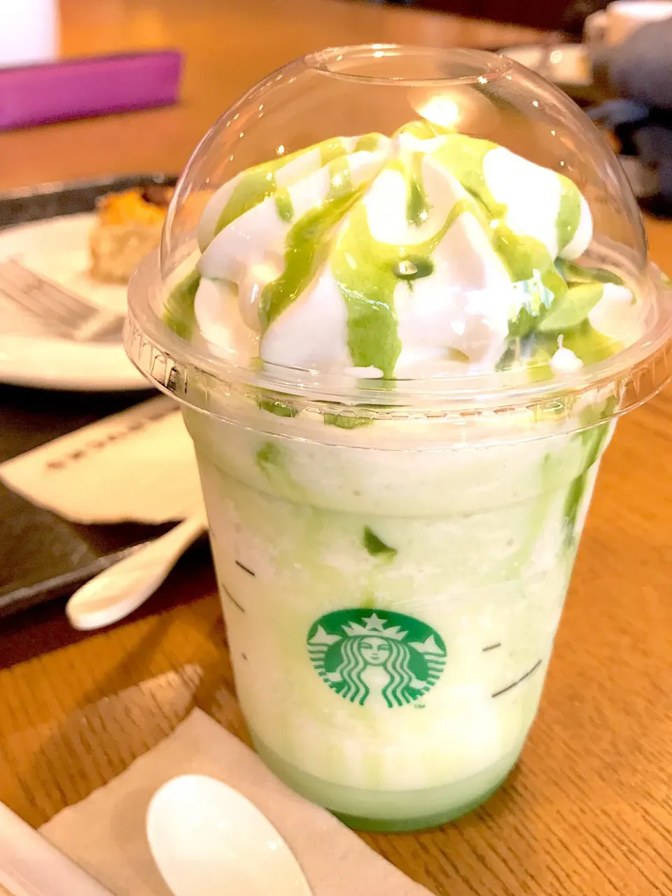 Snapdishの料理写真:抹茶ホワイトモカフラペチーノ🍦🍵    チョコレートチャンクスコーン🧀|ch＊K*∀o(^^*)♪さん