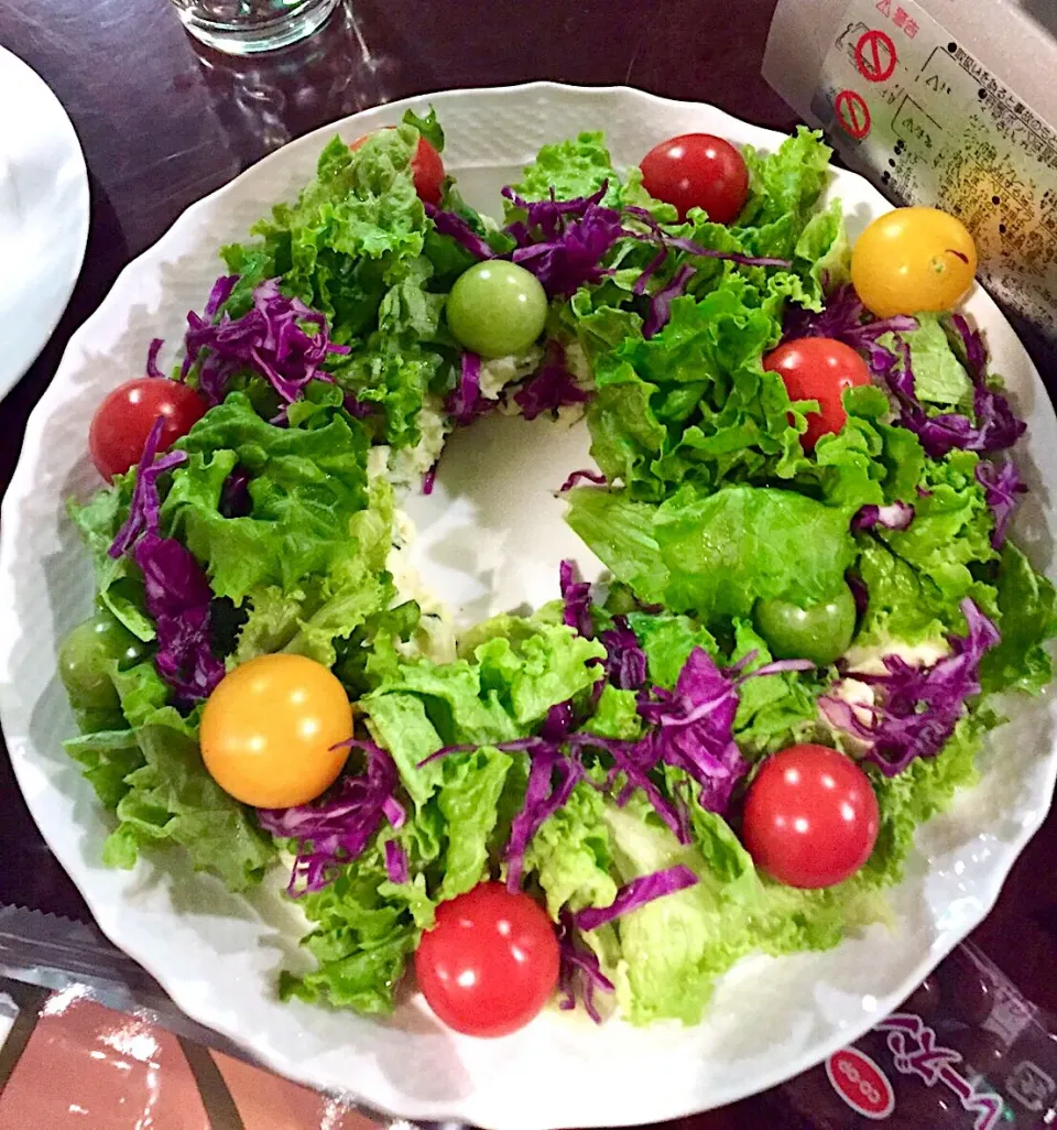 Snapdishの料理写真:リースサラダ🥗 ポテトサラダの土台にリーフやトマトでクリスマス仕様に🍾|kctreeさん