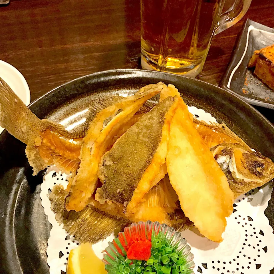 Snapdishの料理写真:5枚におろしたカレイの唐揚げで乾杯！(^^♪|isshyaさん