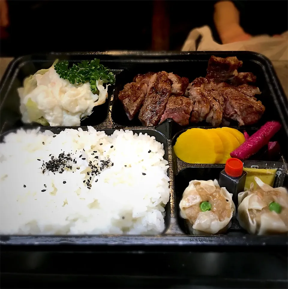 Snapdishの料理写真:和牛リブロース弁当|金髪店長さん