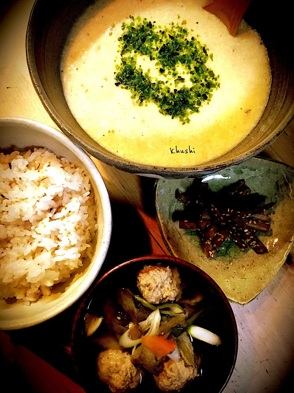 Snapdishの料理写真:トロロご飯🍚と肉団子のお味噌汁

滋味〜なご飯でも、スタミナ抜群❣️
白米たぁ〜んとお食べ。
胡麻だらけの金平牛蒡がクセになる♫|KOZUEさん