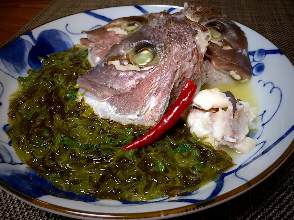 Snapdishの料理写真:鯛あらダシ🐟めかぶモズクみっく酢🌿|ぱぴこ家さん