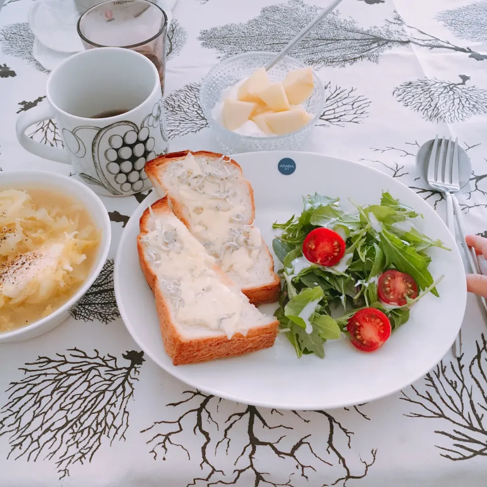 シラスとチーズのトーストで朝ごパン
#朝ごパン|gintanさん