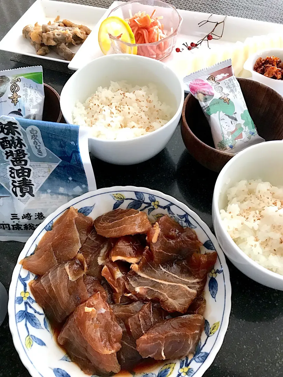 三崎港 羽床総本店の白皮かじき
味醂醤油漬けで漬け丼|シュトママさん