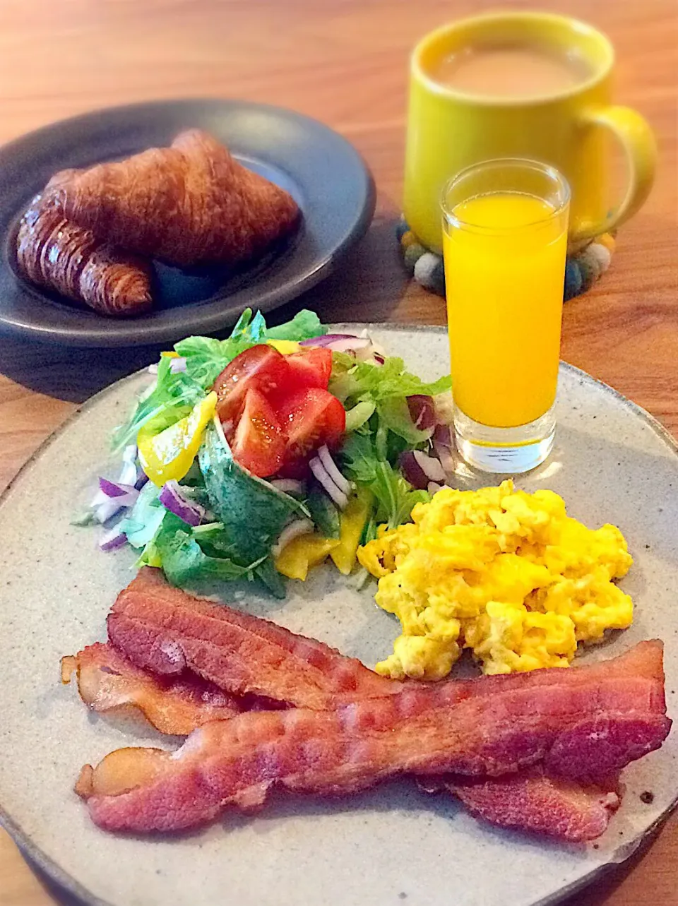 Snapdishの料理写真:カリカリベーコンとチーズスクランブルエッグのブランチ|こんぶさん