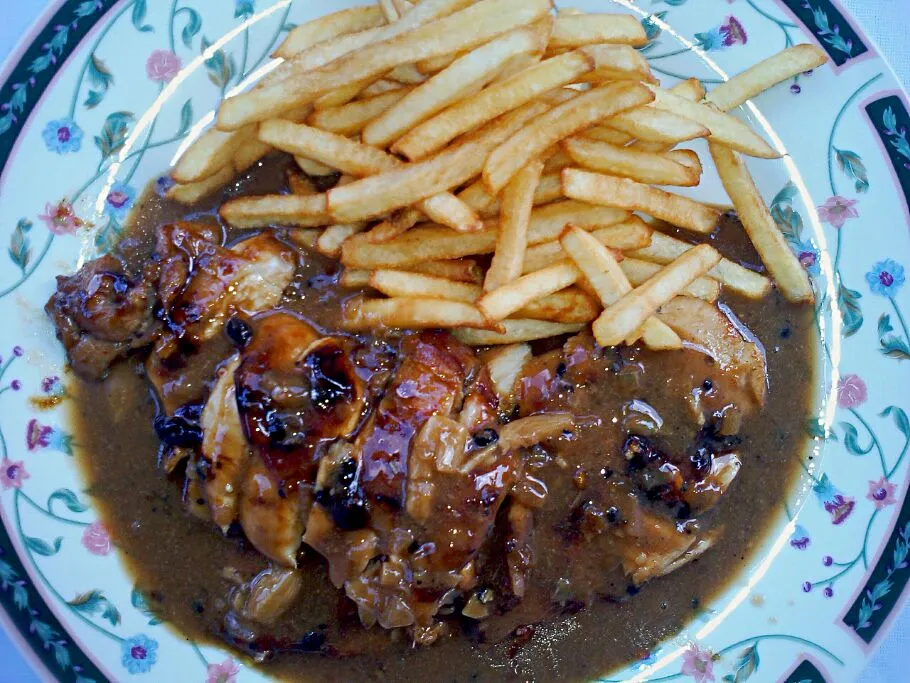 grilled chicken serve with black pepper sauce | side dish crunchy fun fries 
 #syacook|amirah natasyaさん