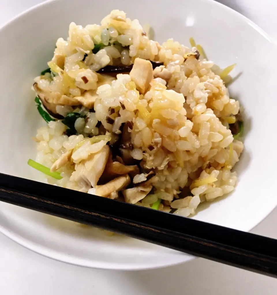 鰤飯。昆布と白だし、生姜の繊切りで炊いたご飯に酒、麺つゆで軽く火を通した鰤と椎茸、三つ葉を混ぜ込み。|mattさん