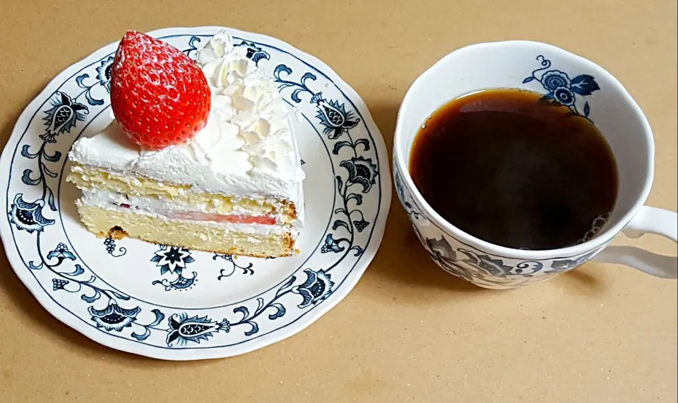 いちご🍓のデコレーションケーキのカットしたのとブラックコーヒー|ナナさん