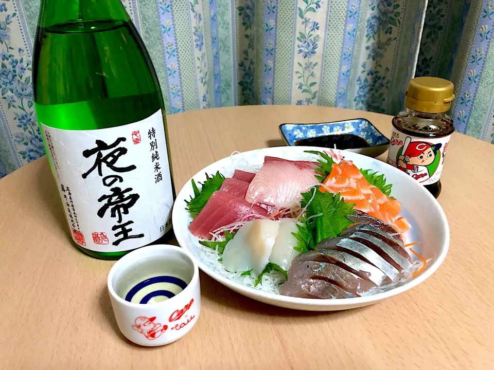 Snapdishの料理写真:特別純米酒 夜の帝王
お刺身盛り合わせ（w/ 鯉くち醤油）|T. Wonderさん