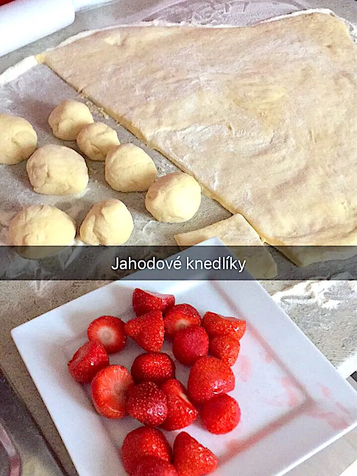 Výroba kynutých jahodových knedlíčků 😍 #sweetdumplings #dumplings  #strawberries|LucieFoodさん