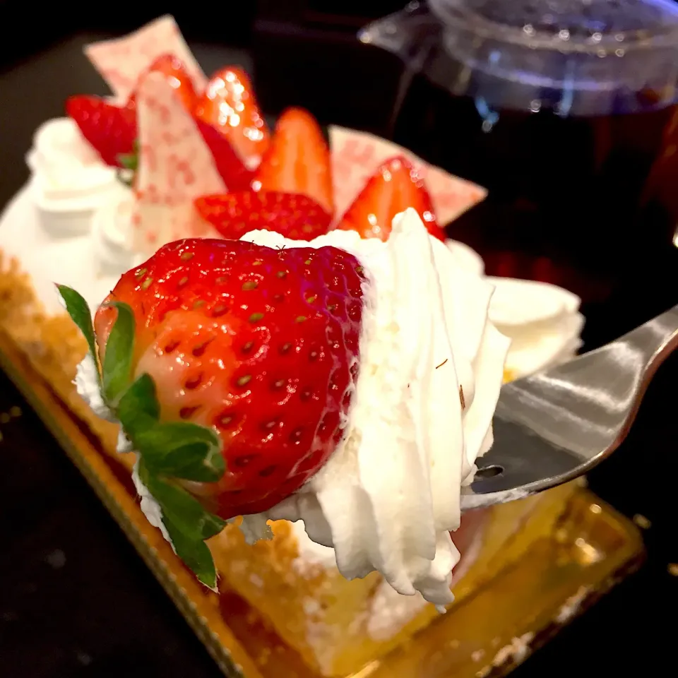 Snapdishの料理写真:いちご🍓いっぱいロールケーキ🍓🍓🍓 もう切らずに食べます😍💕|ヨッチャンさん