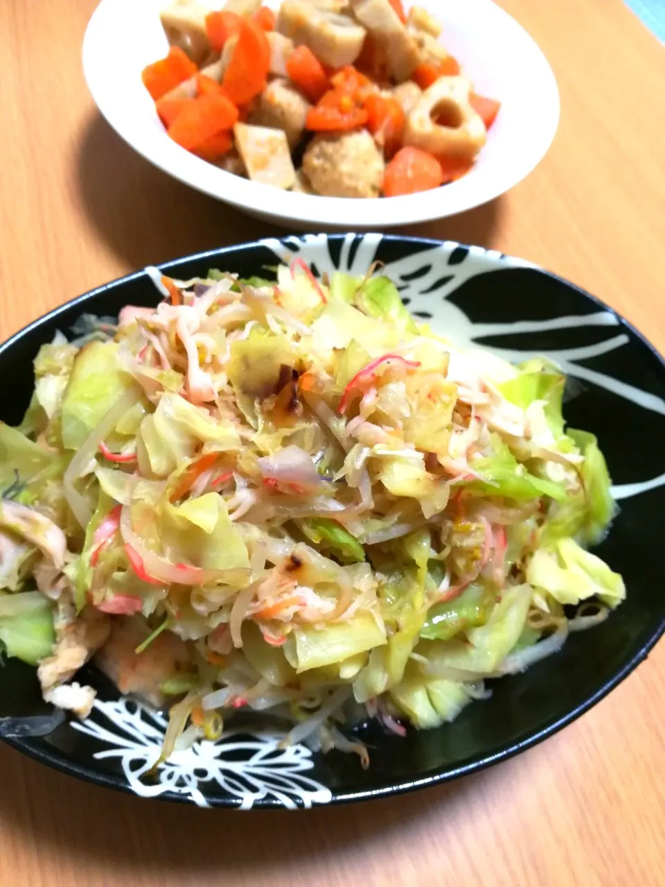 Snapdishの料理写真:Dinner #冷蔵庫の整理 #カニかまとキャベツ炒め #蓮根とにんじんの煮物|tamakiさん