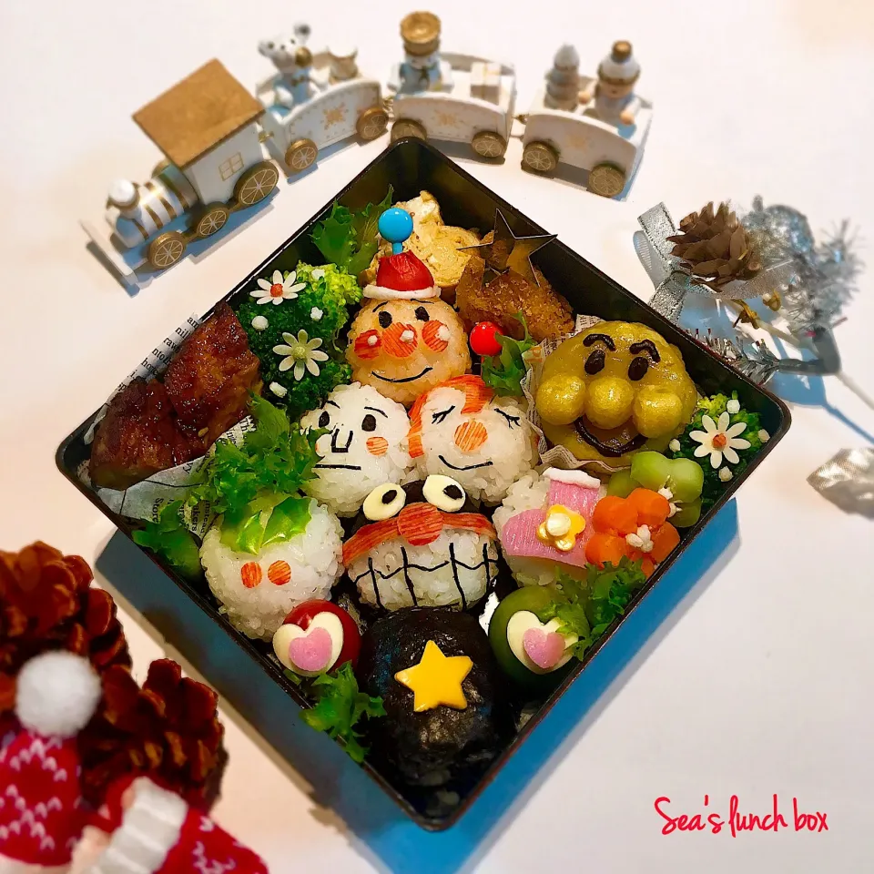 アンパンマンファミリーのコロコロクリスマスツリーおにぎり弁当🎄|seaさん