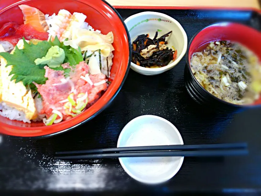 海鮮丼　🐟久里浜　京急ウォークラリーにて|みるくここあさん