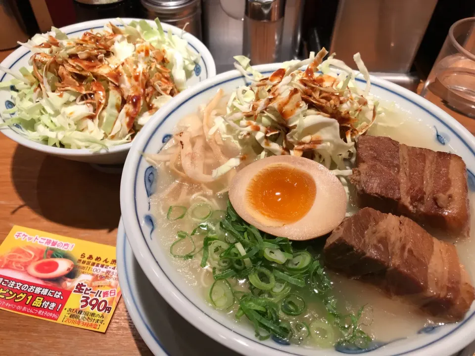 角煮ラーメンにサービス券でキャベツ|マハロ菊池さん