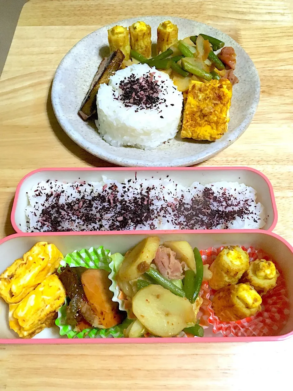 Snapdishの料理写真:今日の自分お弁当と旦那さんプレート✰(◍ ⚈᷀᷁ڡ⚈᷀᷁  ◍)✰
野菜炒め(自家製豆板醤味)
卵焼き
ブリみりん焼き
チーズ詰めちくわのカレー焼き
ゆかりご飯|さくたえさん