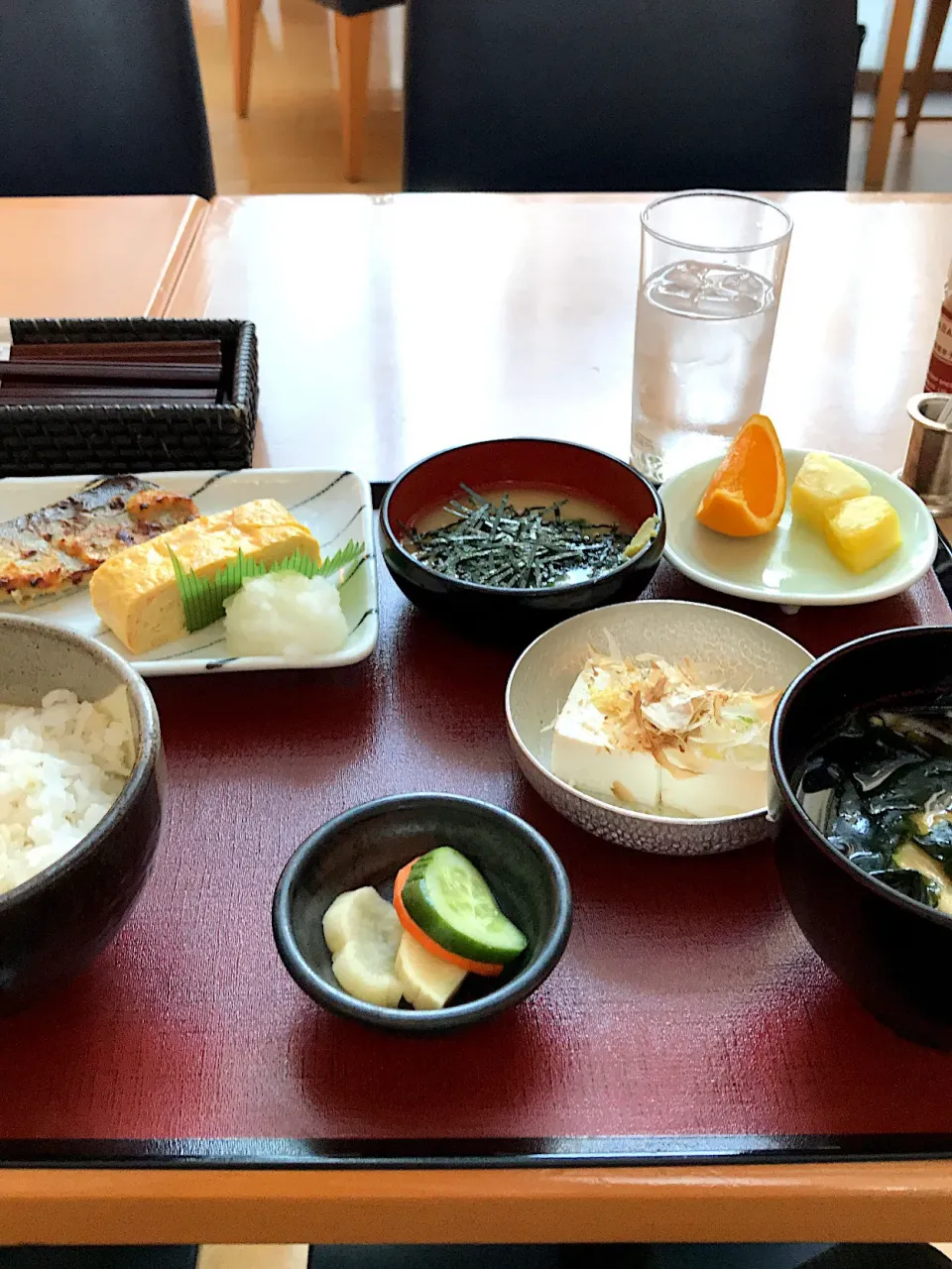 麦御飯とトロロ/鰆味噌焼き出し汁巻き玉子/冷奴/野菜天そば|山内博之さん