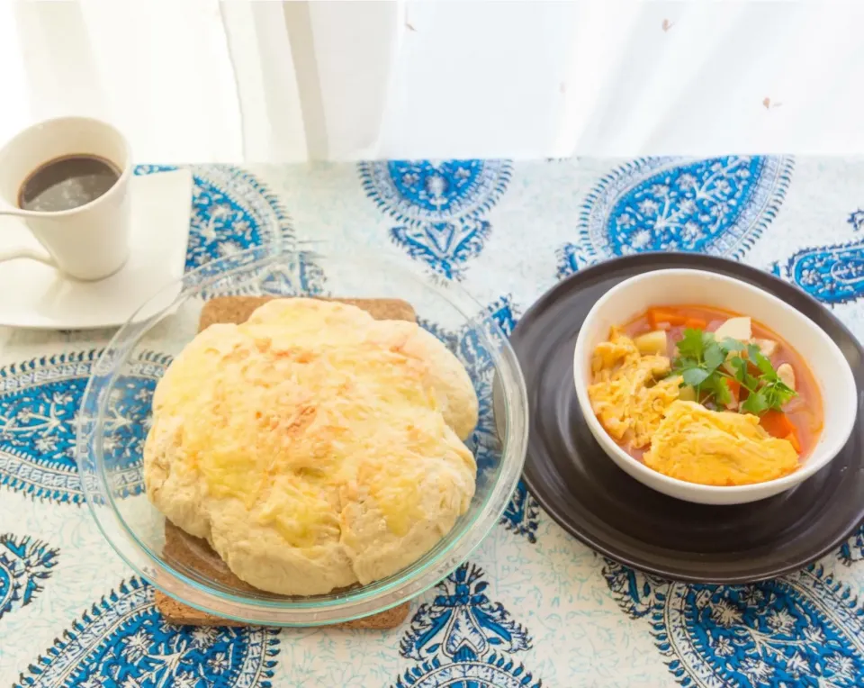 今朝の朝ごはん。
自家製チーズパンとふわとろ玉子焼きのせミネストローネです。
ଘ(੭´ ꒫`)੭̸*|Makoto Shiroshikaさん