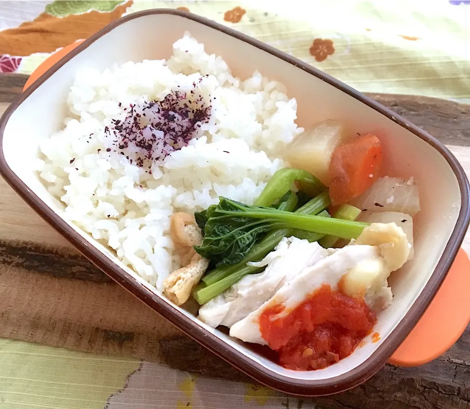 Snapdishの料理写真:単身赴任の昼ごはん☀️🍴
お弁当🍱
昆布茶ごはん🍚  ゆかり
塩麹鶏のトマトソース
大根と人参の煮物 
小松菜煮浸し
 #単身赴任飯  #玉露園の昆布茶|ぽんたさん