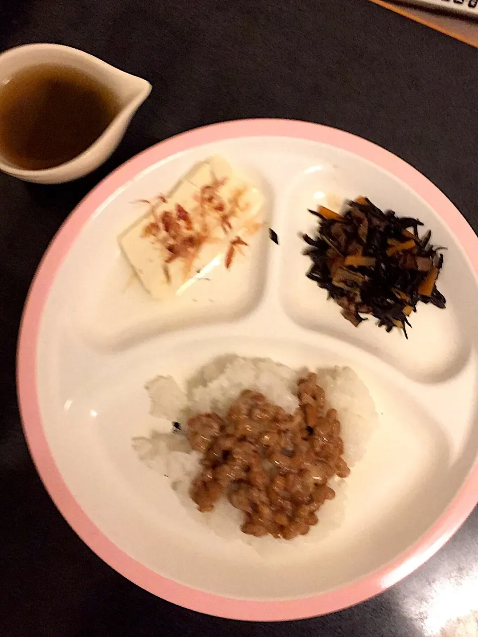 離乳食 夜
・納豆ごはん
・ひじきの煮物
・冷奴
・ワカメのお味噌汁
・りんご(写真なし)|ぺろたんさん