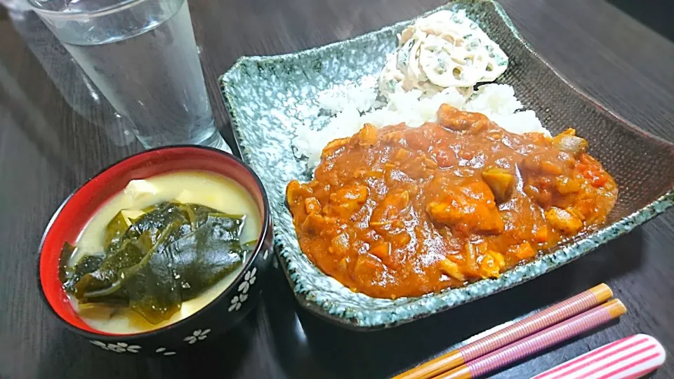 トマトチキンカレー、レンコンと大葉の梅マヨサラダ|サトリさん