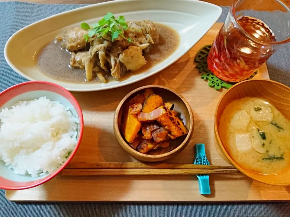 鳥ももと舞茸のみぞれ煮、かぼちゃとベーコンのニンニクマヨソテー、味噌汁|おむすびさん