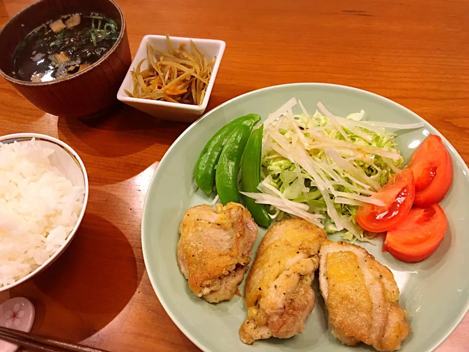 Snapdishの料理写真:12/18 夕飯♪  チキンソテー  サラダ  きんぴらごぼう  もずくスープ|ikukoさん