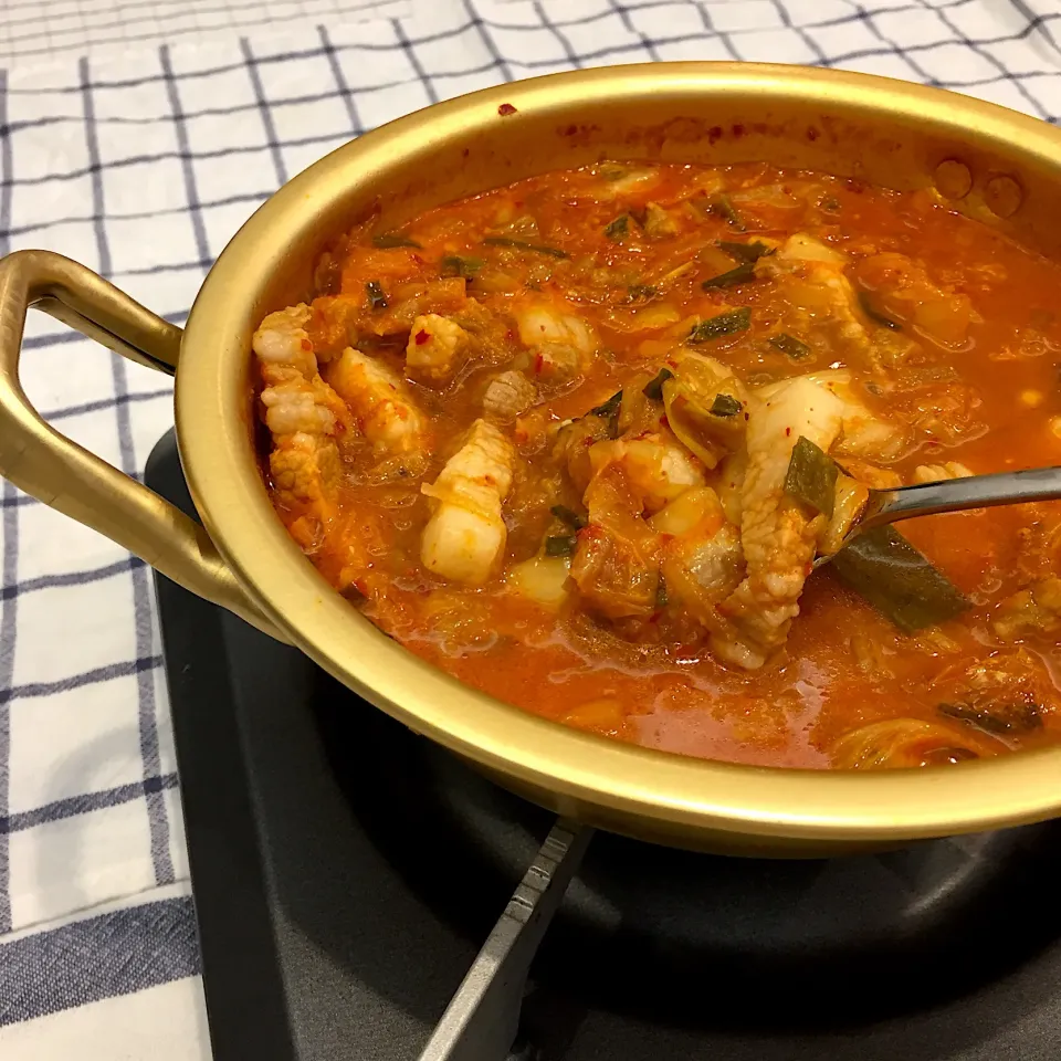 豚肉ゴロゴロのキムチチゲ  #キムチチゲ   #酸っぱくなったキムチ|ヨッチャンさん