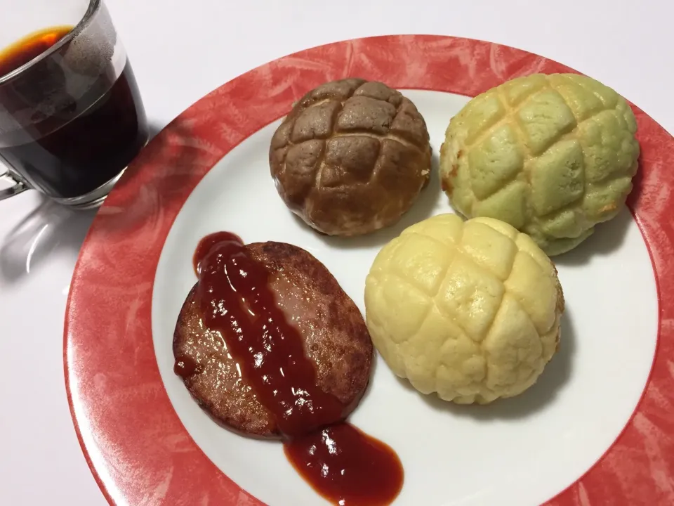 Snapdishの料理写真:朝〰
#ミニメロンパン
#あらびきハムステーキ|Kojiさん