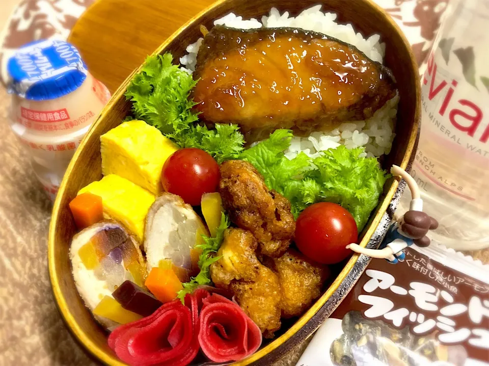 ブリ照り焼き&出汁巻き玉子&カラフル人参🥕ともやしの肉巻き&カリフラワーのオーロラ揚げ&紅芯大根の甘酢漬け&わさび菜&プチトマト🍅&アーモンドフィッシュのダーリンお弁当♪

 #弁当  #フチ子  #骨太弁当 #ブリ釣ったの貰った|桃実さん