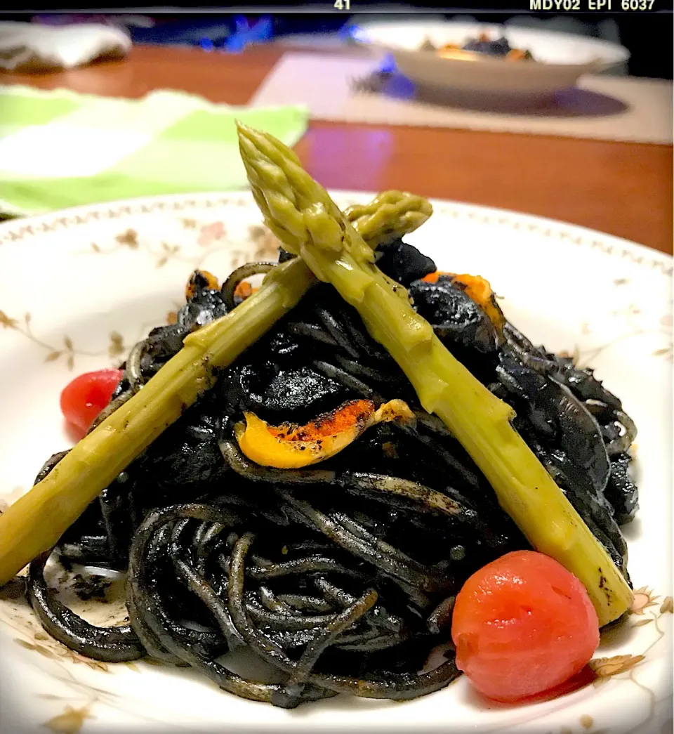 Snapdishの料理写真:ももさんの料理 ホヤとイカスミのパスタ🖤🎄❤️💚#パスタ#イカスミパスタ#ホヤとイカスミのパスタ#糸島ピクルス#クリスマスバージョン#SnapDish#蒸しほや#簡単パスタ|ももさん